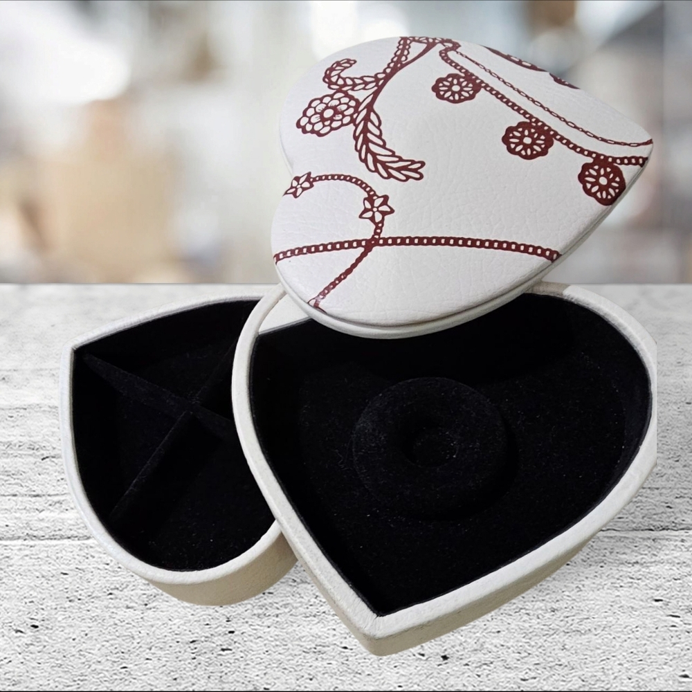 PANDORA Leather Heart-Shaped Jewelry Box with Floral Design - Picture 2 of 5